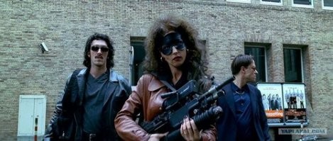 глядя на эту парочку сразу вспоминается:
Когда войдешь в банк-свист ракеты размажет их по стенам.
Свист ракеты. Бах. Здорово. Рождество. Елкой пахнет.