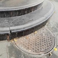 Ну судя по петле слева. тут все отлично - ступенька отъезжает вбок, и достается люк.