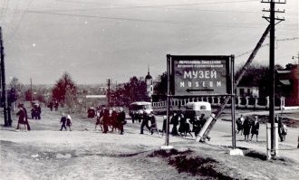 Через три года я в Переславль-Залесском в учебке.
И озеро Плещеево помню, и музей этот в монастыре и Петровский ботик - "е@ись он в ротик" (мы до него кроссы бегали в полной выкладке и в противогазах).