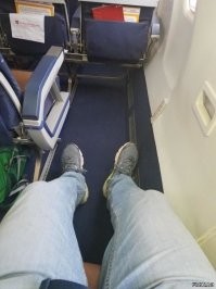 дядя пиз*дабол! такие места, уже давно, ТОЛЬКО продаются, даже на регулярке!!! сесть туда на халяву, можно только в одном случае при совпадении 3 условий!
1. припереться самым последним на регистрацию, до этого не регистрироваться
2. все места должны быть проданы
3. будет хотя бы одно не купленное место XL

ПС. у меня такое один раз было! но, эта BLM-сцука, ещё и предложила мне их купить (я 193см+жена)!!! я заглянул к нему в монитор)))) улыбнулся...и сказал, что и так бесплатно дашь, - казёл!!!