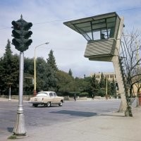 Современный среднестатистический гаишник пока будет забираться в эту будку, все пузо себе об лестницу расцарапает.