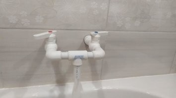 Тут что не так? Хороший смеситель стоит  нормально, а если надо пользоваться а бабок нет пока,  то как времянка так отличный вариант! Бабки будут, купят с смеситель нормальный!