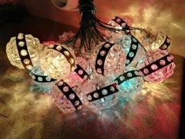 Вот такие гирлянды были у нас дома, а еще отец сам одну сделал из игрушек где было сломано крепление, но она была крутая, т.к. на конце была светящаяся звезда которая ставилась на макушку елки и установлена релюшка чтоб вся гирлянда мигала! Обязательная процедура перед тем как повесить гирлянды, это предварительная проверка и поиск перегоревших лампочек!