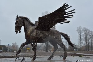 Зубр, Королева Бензоколонки, Пегас, Русалка... И ещё много других скульптур. У Владимира Каноника много шедевров.