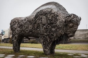 Зубр, Королева Бензоколонки, Пегас, Русалка... И ещё много других скульптур. У Владимира Каноника много шедевров.