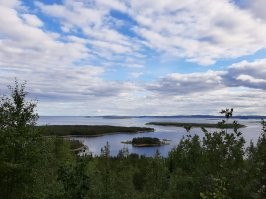 сплавлялись этим летом по р. Умба с выходом в белое море. Природа очень красивая на островах
