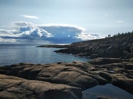 сплавлялись этим летом по р. Умба с выходом в белое море. Природа очень красивая на островах