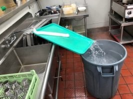 29. "На работе сломался кран. Хорошо, что среди нас есть прирожденные инженеры"

А где здесь сломанный кран???