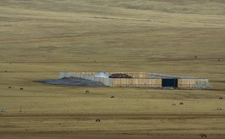 Площадку для космодрома уже разметили колёсами.