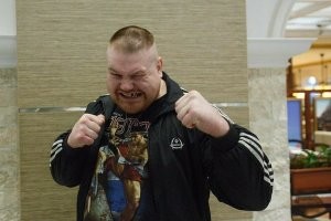 Не надо путать больничку с тюрьмой. Вот ты сможешь успокоить этого горячего парня без оружия? Дацик, специалист по ММА.
Насчет поехавшей башни у парня в резиновом тапочке нет сомнений