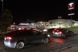 у многих современных электрокаров зарядка идет сварочными токами, минут за 40 можно зарядиться процентов на 80
на обычной заправке вы потратите минут 10-20 (смотря какие очереди + еще кофейку выпить, туалет посетить)
т.е. вроде бы не так печально
Но это если вы приехали и встали на зарядку.
А если там кто-то еще хочет заряжаться?

Вот теслы стояли на зарядку. Можете прикинуть, сколько их. И каждой нужно хотя бы полчаса
И зарядок там будет не мульён. Хорошо, если сравнимо с колонками (штук 8-10 т.е.)

ИМХО будущее за ионисторами, они мгновенно заряжаются, вопрос пока в изготовлении их подходящей емкости