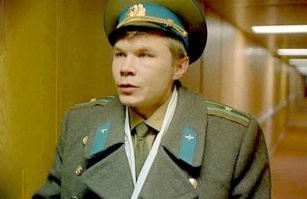 Пьяный сержант в форме подполковника подрался с сотрудниками ГИБДД, заступившись за нетрезвого водителя