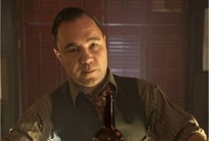 Мне понравилось как Аль Капоне был прописан в сценарии и сыгран Стивеном Грэмом в сериале "Подпольная империя" - обычный тупой, жестокий и жадный бандюк.