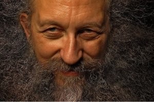Онотоле удовлетворенно проступает через ковер