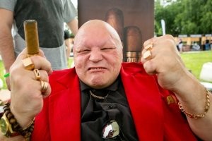 Откуда в 90-х появилась мода на малиновые пиджаки