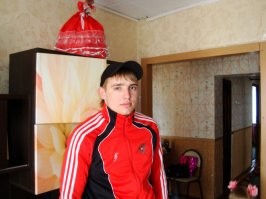 "В Кемеровской области ночью компания из 4-х мужчин отмечала День рождения Дениса Бердуса. Разогнавшись на "Тойоте Камри", ребята ушатались о памятную стелу. Водитель 31-летний Денис Бердус ( и 45-летний пассажир Евгений Фролов ( погибли, еще один их товарищ получил тяжелые травмы, а другой вышел из салона без единой царапины.."