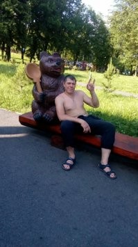 "В Кемеровской области ночью компания из 4-х мужчин отмечала День рождения Дениса Бердуса. Разогнавшись на "Тойоте Камри", ребята ушатались о памятную стелу. Водитель 31-летний Денис Бердус ( и 45-летний пассажир Евгений Фролов ( погибли, еще один их товарищ получил тяжелые травмы, а другой вышел из салона без единой царапины.."