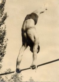 Это только первый месяц службы, а вот я после первого года уже в части.
На дембельском году я уже легко крутил "солнышко".
А после дембеля поступил в мореходку и работал судовым радистом на буксире-спасателе, где и увлёкся водолазным делом.