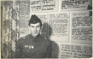 Это только первый месяц службы, а вот я после первого года уже в части.
На дембельском году я уже легко крутил "солнышко".
А после дембеля поступил в мореходку и работал судовым радистом на буксире-спасателе, где и увлёкся водолазным делом.