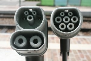 уже унифицировано (ну почти), но видимо не НА Украине.
Combined Charging System - CCS
Слева постоянный ток, справа переменный. втыкается в один и тот же разъём на машине.