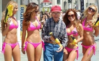 Если присмотреться, то можно заметить довольного дедка! )