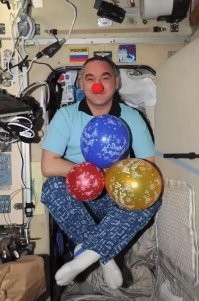 "Воздушный шар не может попасть в космос"

Может. 
Не сам по себе, конечно, но может.