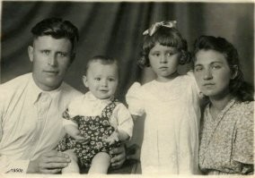 Валентина Толкунова с папой Василием Андреевичем, мамой Евгенией Николаевной и братом Сережей. Начало 1950-х.