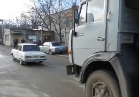 Это была древняя байка о гаишнике, его упавшей челюсти и Запарожце "буксирующем" КАМАЗ. ;)