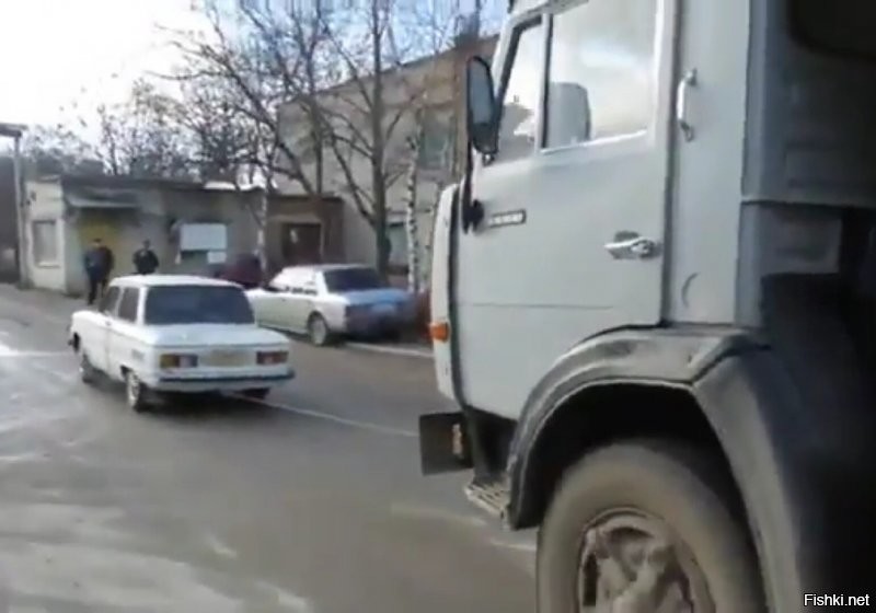 Это была древняя байка о гаишнике, его упавшей челюсти и Запарожце "буксирующем" КАМАЗ. ;)