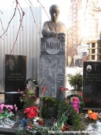Похоронен в г. Москве на Ваганьковском кладбище. Захоронение находится буквально в двух шагах от могилы В. Высоцкого. Если встать лицом к могиле Высоцкого, по правую руку увидите тропинку. На этой тропинке, справа и находится могила Михея, второе или третье надгробие от начала тропинки. 
Источник: