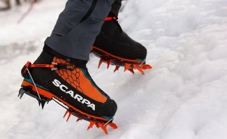 Очень упорная и невезучая девочка пытается идти по покрытой льдом улице