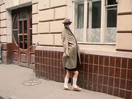 Им нужно возить один длинный халат. Надевать сразу на обоих.