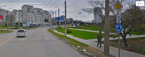 В городе федерального значения Севастополе к любому кольцу запросто могут примыкать главные дороги. Например пл. комбата Неустроева. С таким же успехом перед перекрестком может быть 2 полосы, а за перекрестком одна без всяких знаков "направление движения по полосам". Могут стоять знаки "уступи дорогу" и отсутствовать знаки "главная дорога" на пересекаемой проезжей части. Много в Севастополе интересного в плане организации дорожного движения.