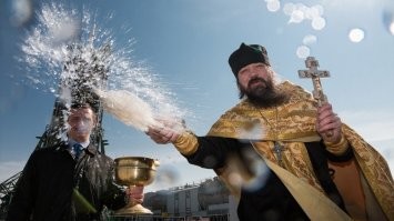 Аварийную опору ЛЭП в Долгопрудном "починили" листом картона