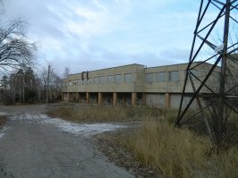 все относительно. москва разрастается, провинция умирает(( 
вот фото - еще в 2000 этот завод действовал, теперь заброшен. хотя граничит с оборонным заводом ПО "Старт" на котором щас ракеты собирают. вот такой парадокс путинской власти(