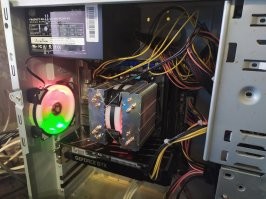 Всё отлично охлаждается. Есть вентилятор и на вдох и на выдох. У меня стоит только на выдох.
Единственный плюс современных корпусов в том, что можно провода попрятать под заднюю крышку.