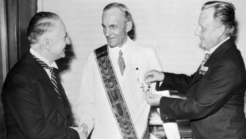 Сори, обшибся. Ну вот еще одна. 
"Генри Форд получает Железный крест Германского Орла". Это точно Форд.