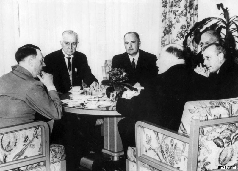 "Встреча Гитлера с международным бизнесом, 1937 год. По левую руку от Гитлера сидит Томас Джон Уотсон, генеральный директор IBM, личный друг фюрера. Уотсон, как и Генри Форд, был награжден высшей наградой рейха для иностранных граждан - орденом заслуг германского орла." Они там все по уши замазаны.