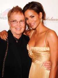 Она мулатка. У неё мама белая. и сама она довольно светлокожая. А более тёмные варианты бывали когда был просто загар, ну или по фильму грим.
 Вот фото с мамой и в юности победительницей конкурса красоты. Видно, что негритянские черты у неё очень сглажены и кожа светлее даже чем у некоторых людей белой расы.