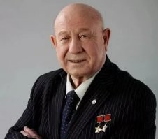 Леонов - космонавт , и по жизни отличный мужик
Леонтьев - ......... ну вы сами понимаете