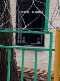 14. В отделении полиции утюги стоят на окнах. Зачем?

Пока работают пояльниками!