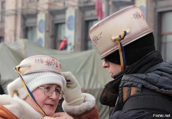 надо отдать должное работе амеров...такую операцию по внушению тогда провернуть, чтобы люди сознательно, в течении месяцев, себя показывали идиотами на всю страну и мир тоже - это браво.... у них там что "излучатели" в куеве были? иначе как?