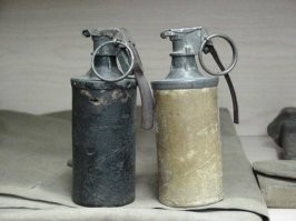 На истину не претендую. Так, просто предположение: 
МК3 - фугасная граната американского производства с оболочкой из картона. Начинка - 227грамм тротила.
 Литой или прессованный тротил можно поджечь. Он горит без взрыва желтоватым пламенем. Для взрыва обычно необходимо использование детонатора, однако порошкообразный тротил с примесями может иметь повышенную чувствительность к внешним воздействиям, в том числе и к пламени. (с) Вики