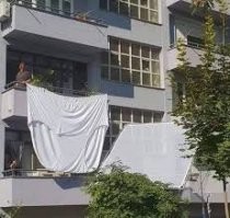 Балкон,правда косвенно.Трусы понравились.