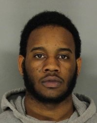 19-летний Виктор Мартинес-Эррера признал себя виновным в ограблении и был приговорен 5 годам лишения свободы. Обвиняемый признал, что использовал  полуавтоматический пистолет Ruger, чтобы ограбить водителя такси в Ридинге 7 марта 2016 года.
Если кто не заметил, видео от 2016.