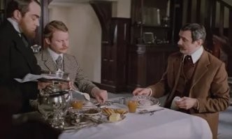 Очень любил в детстве этот фильм. Поражало, что все второстепенные герои (или герои каждой серии - клиенты детектива, а так же просто персонажи) всегда яркие и узнаваемые (часто со странной внешностью и поведением. Этого не было в книге, по крайней мере не так ярко и тем более не было в зарубежных экранизациях).
