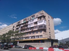 Ну эти с выпендрёжем, но все хоть на балконы похожи. А вот за такое штрафовать надо. СПб,  проспект Шаумяна.