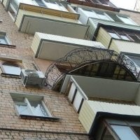 про этот скажу даже больше, был там, на данный момент уже снесён (по этой причине и был) с нехилыми штрафами: кованый парапет там был с вензелями и аббревиатурой "МАВ". Окна, в силу переделки на полукруглые не открывались более чем на 45град. (они не только рамой скруглены, а полностью изнутри, с скруглённым откосом, про внутреннюю перепланировку молчу, не так интересно, но тоже были оштрафованы. На стенах были сделаны ниши, подобные окнам, сами стены были расписаны, а в нишах нарисованы женщины. Первое впечатление (не знаю почему именно так) - квартира Леонтьева, вторая, и, вероятно, верная - простой бордель