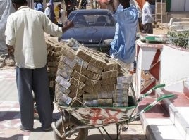 Интересно. а ведь до этого, эти все деньги в физическом состоянии у кого-то должны были быть физически. Даже при нормальных ценах - куда клали столько макулатуры?