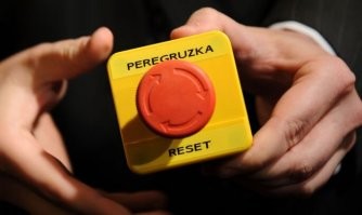 Это у них не впервой. Многие еще помнят "PEREGRUZKA" вместо "PEREZAGRUZKA"